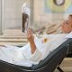 eine Dame relaxed am Liegestuhl mit einer Zeitschrift in der Hand
