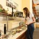 eine Dame am reichhaltigen Salatbuffet des Kur- und Gesundheitshotels Heilmoorbad Schwanberg