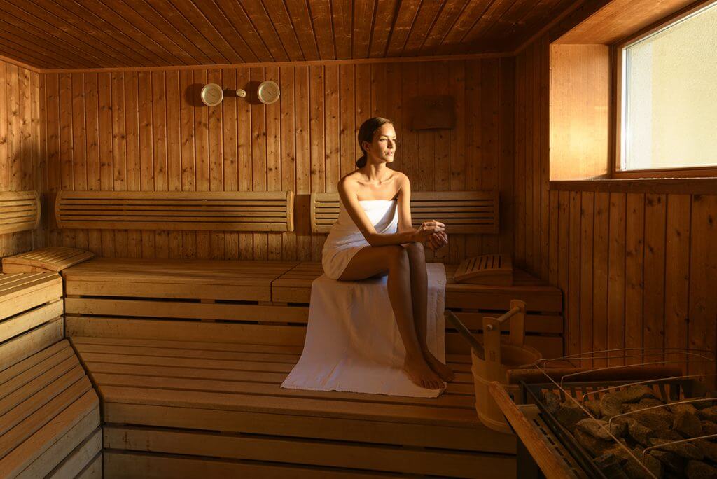 eine Dame in der Sauna des Kur- und Gesundheitshotels Heilmoorbad Schwanberg