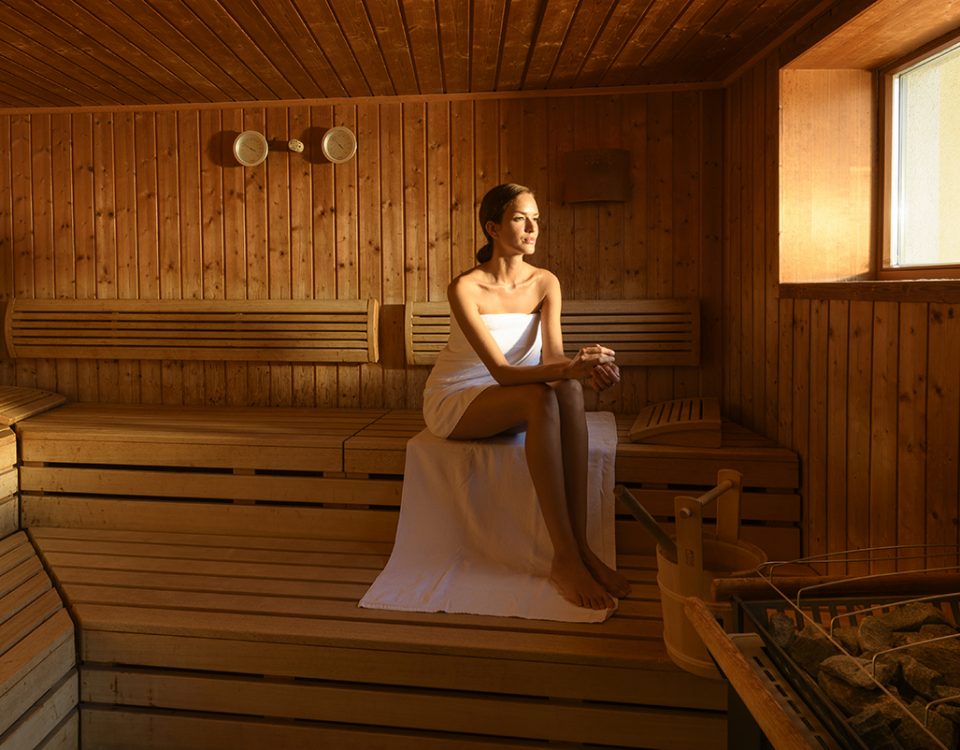 eine Dame in der Sauna des Kur- und Gesundheitshotels Heilmoorbad Schwanberg
