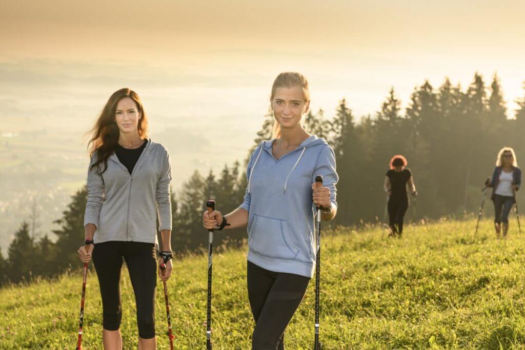 eine Gruppe von Personen bei Bewegung im steirischen Schilcherland