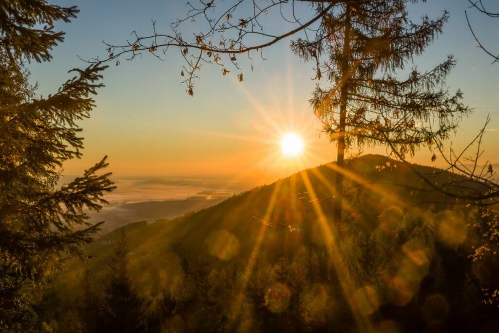 idylischer Sonnenaufgang über den Bergen des Schilcherlandes