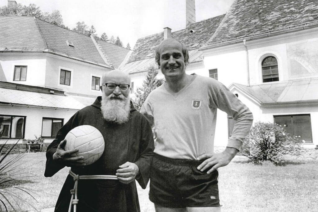 Ex-Nationalteamtorhüter Gernot Fraydl und der letzte Kapuzinerpater im Heilmoorbad Schwanberg