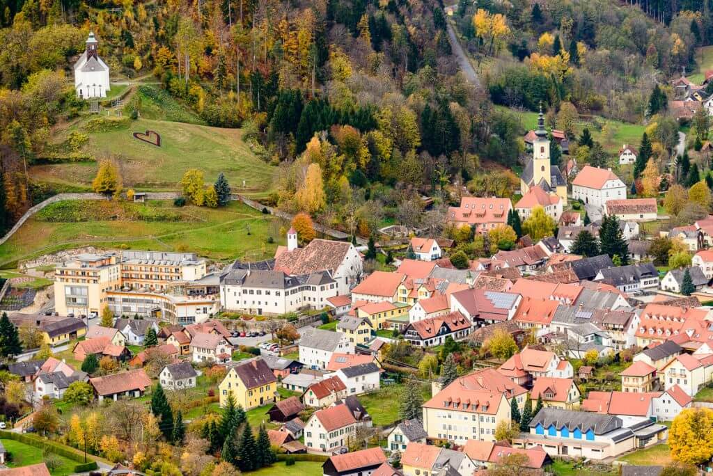 Luftaufnahme der Marktgemeinde Schwanberg mit Ansicht des Kur- und Gesundheitshotels Heilmoorbad Schwanberg