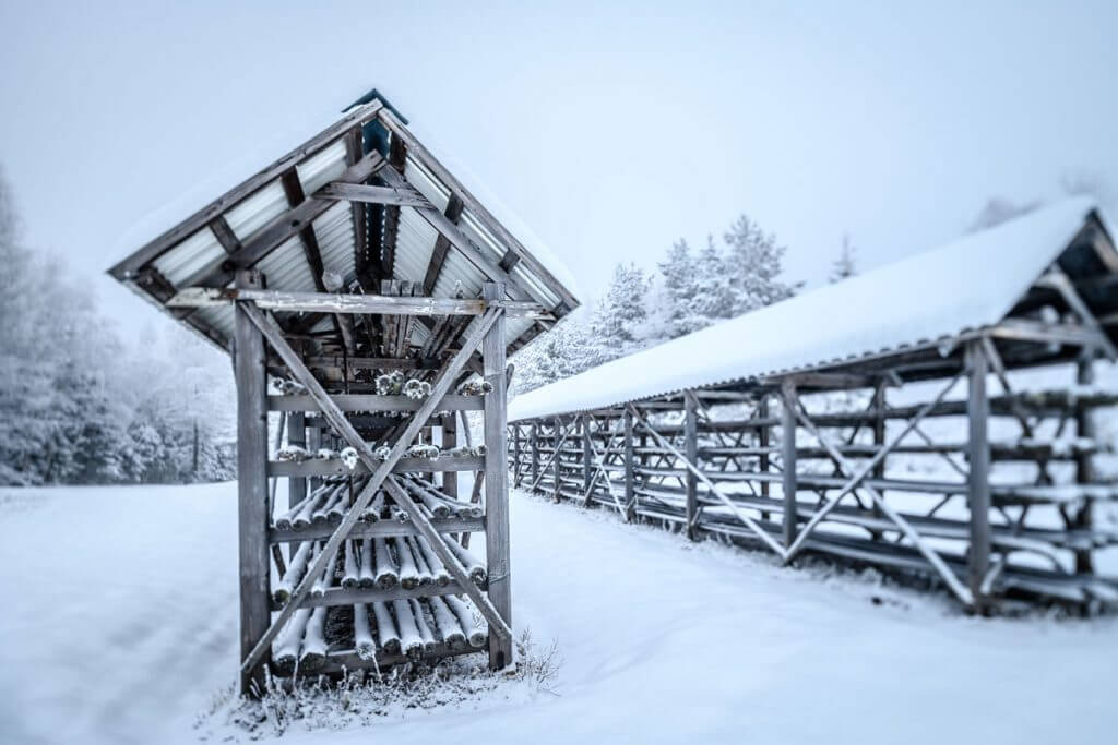 winterliche Ansicht der Trockenhäuschen der Moorstecherei Garanas