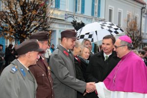 Empfang des Bischofs Krautwaschl am Hauptplatz von Schwanberg anlässlich der Weihe der Klosterkirche