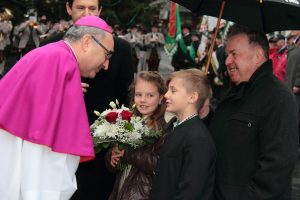 Empfang des Bischofs Krautwaschl am Hauptplatz von Schwanberg anlässlich der Weihe der Klosterkirche