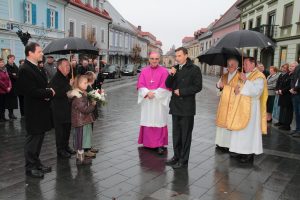 Empfang des Bischofs Krautwaschl am Hauptplatz von Schwanberg anläßlich der Weihe der Klosterkirche durch Bischof Krautwaschl