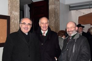 Bischof Krautwaschl mit Gernot Fraydl sen. und OMR Dr. Gerald Andracher vor der Klosterkirche Schwanberg