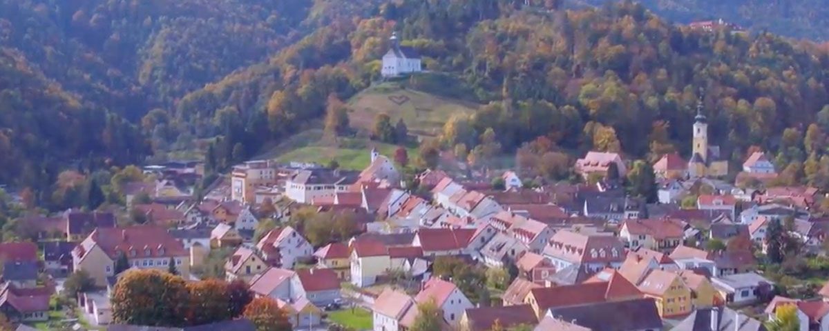 Panoramaansicht der Marktgemeinde Schwanberg mit Blick auf die Josefikirche