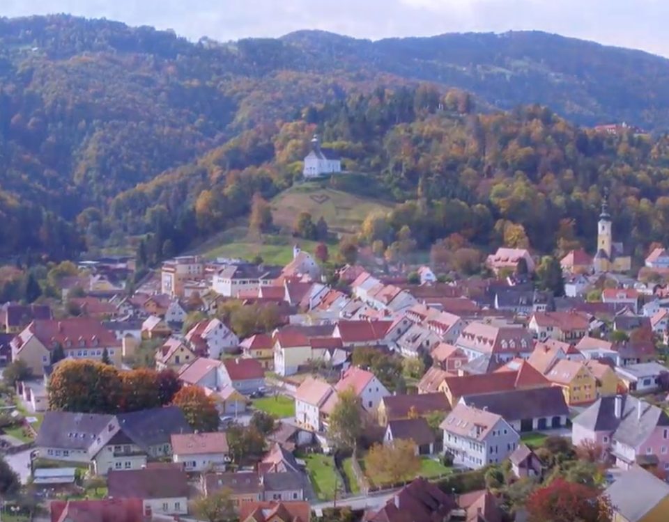 Panoramaansicht der Marktgemeinde Schwanberg mit Blick auf die Josefikirche