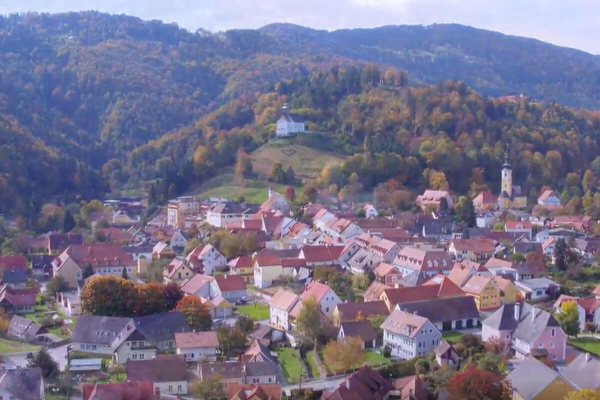 Panoramaansicht der Marktgemeinde Schwanberg mit Blick auf die Josefikirche