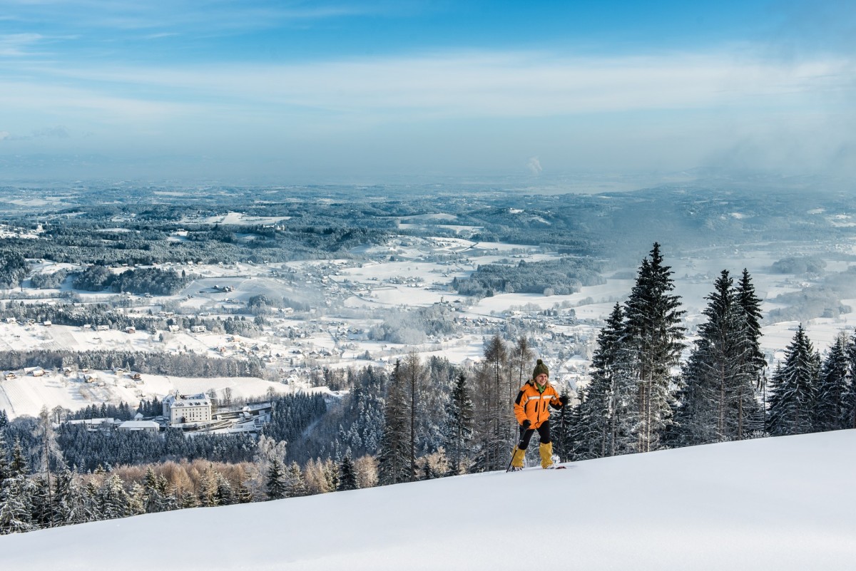 Bild einer Winterlandschaft mit Blick über Bad Schwanberg