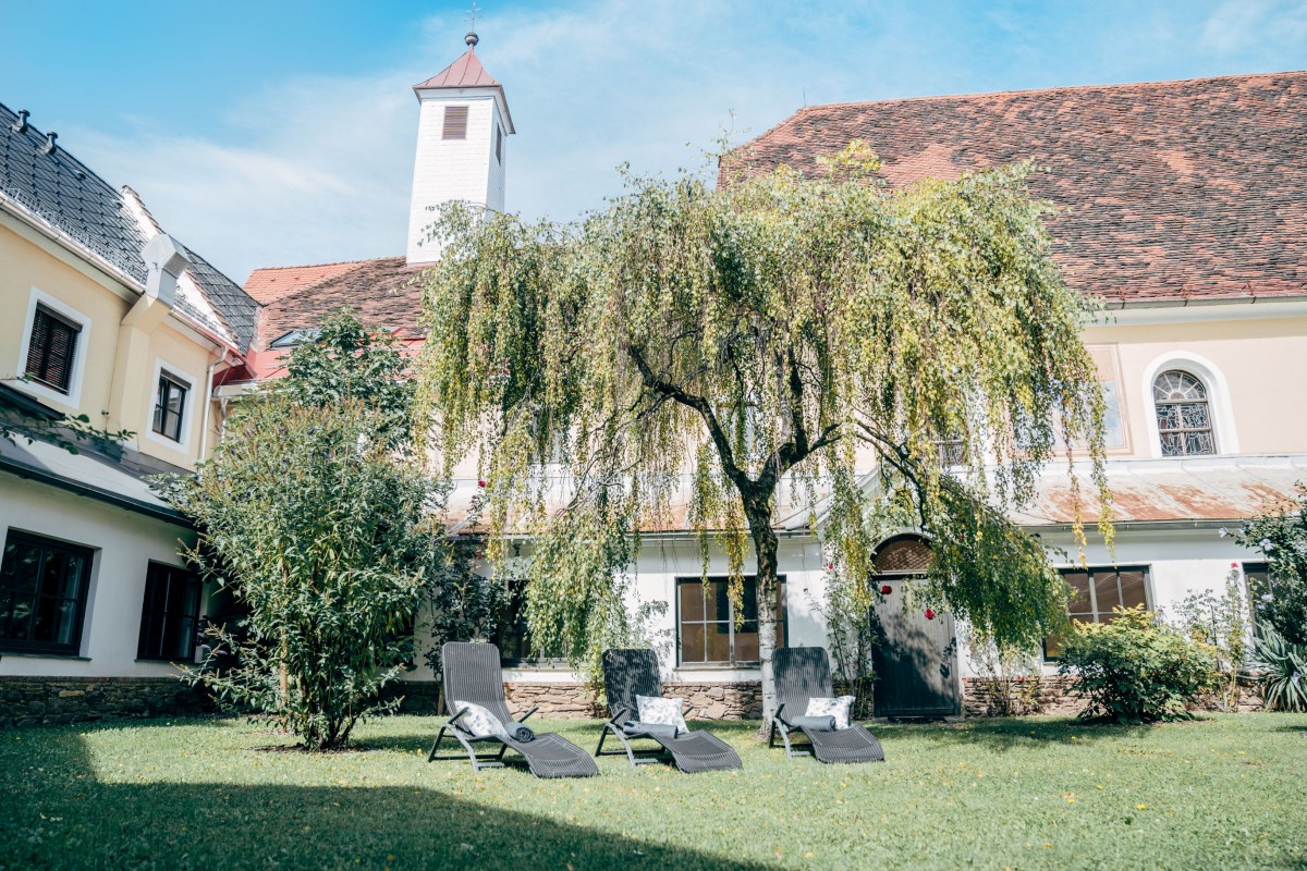 entspannen im Klostergarten des Heilmoorbades Schwanberg